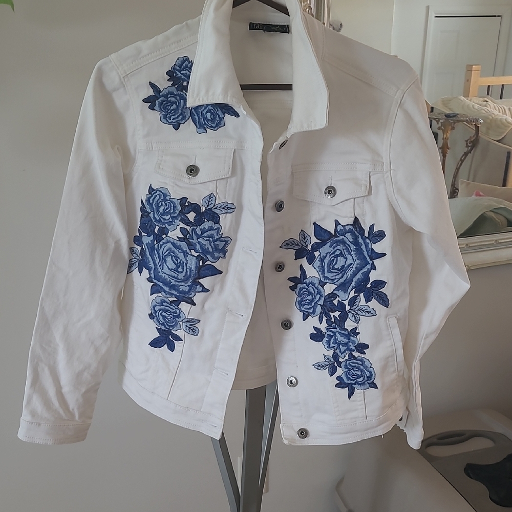 Time and Tru White Jacket with Blue Floral Design